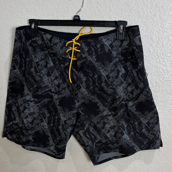 Lululemon,Size 40,Men's Black and Gray Swim Shorts - Picture 5 of 17